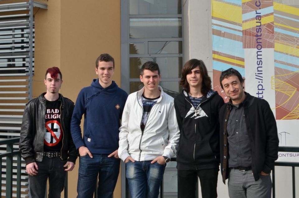 Los estudiantes Pol Torres, Víctor Alcázar, Roger Miret y Xavier Escribà junto a su tutor en el proyecto Sunite, Jesús Pubill, delante del instituto Manuel de Mosuar de Lleida Cecília López 