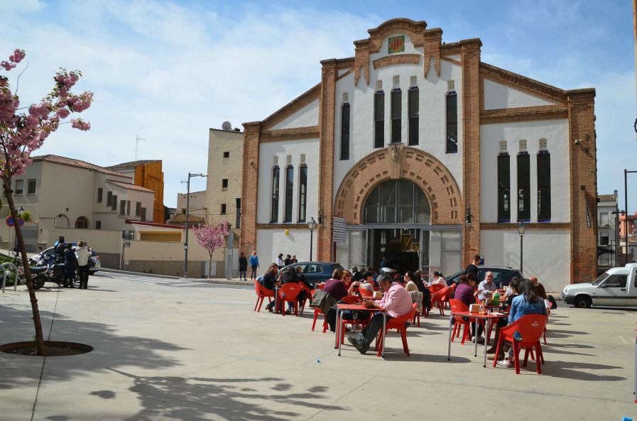 El bar de delante del Mercat del Pla, lleno en el día de la inauguración del centro comercial de outlets. Cecília López.