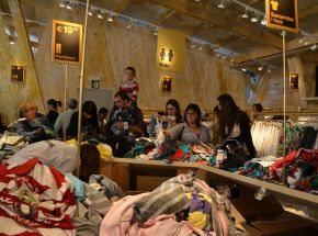 Gente comprando en la tienda Desigual, el primer sábado del Mercat del Pla. Cecília López