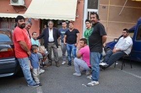 El patriarca y presidente de la Asociación Cultural Gitana de Lleida, Antonio Salazar, reunido con algunos de los hombres que se dedican a buscar chatarra Cecília López
