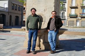 Txema Muñoz y Miquel Sabaté, miembros de la Plataforma per la Dignificació del Pla de l'Aigua, en la Plaça del Dipòsit de Lleida Cecília López