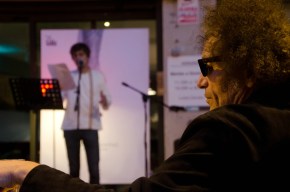 Xavier Baró escucha a su hijo durante el recital de poesía 'A cau d'orella' en Lleida Cecília López