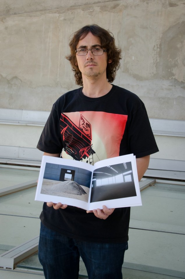 Oliver Villas, fotógrafo leridano autor del proyecto de denuncia 'Al Polígon'. Cecília López